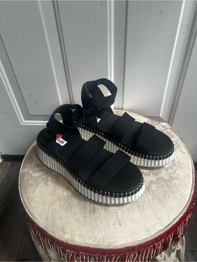 Steve Madden Black Shelle Platform Sandal with White Ribbed Sole Sz 10